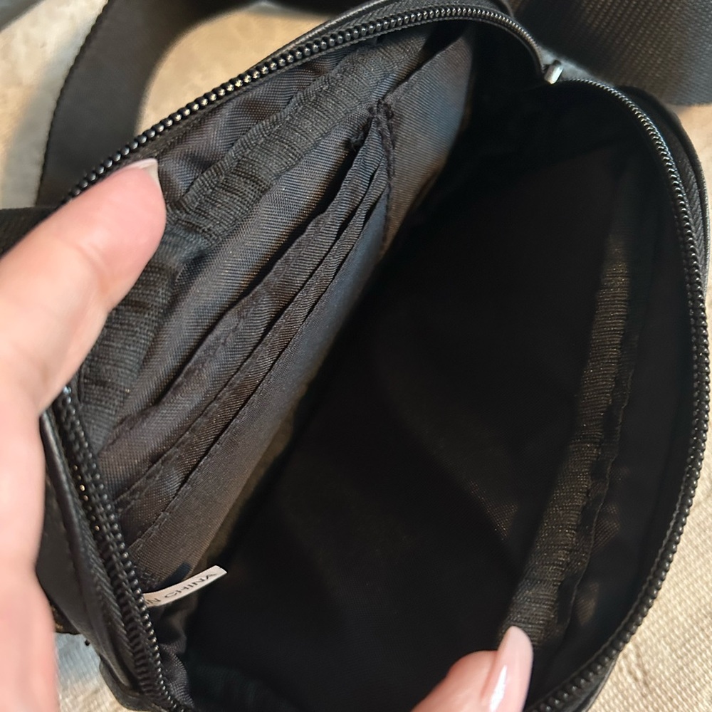 Senita Athletics Sleek Black Leather Crossbody Bag - Picture 4 of 4
